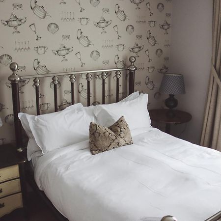 Longlands Inn&Cottages Carnforth Exteriör bild A bedroom at the hotel