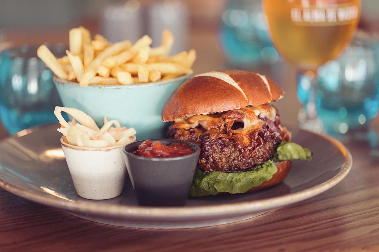 Longlands Inn&Cottages Carnforth Exteriör bild A burger at the restaurant