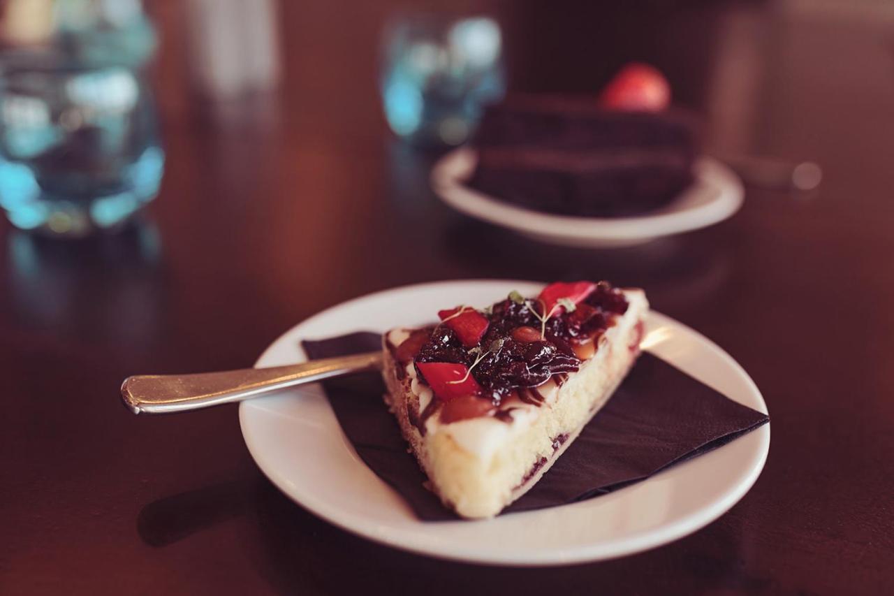 Longlands Inn&Cottages Carnforth Exteriör bild A slice of strawberry shortcake