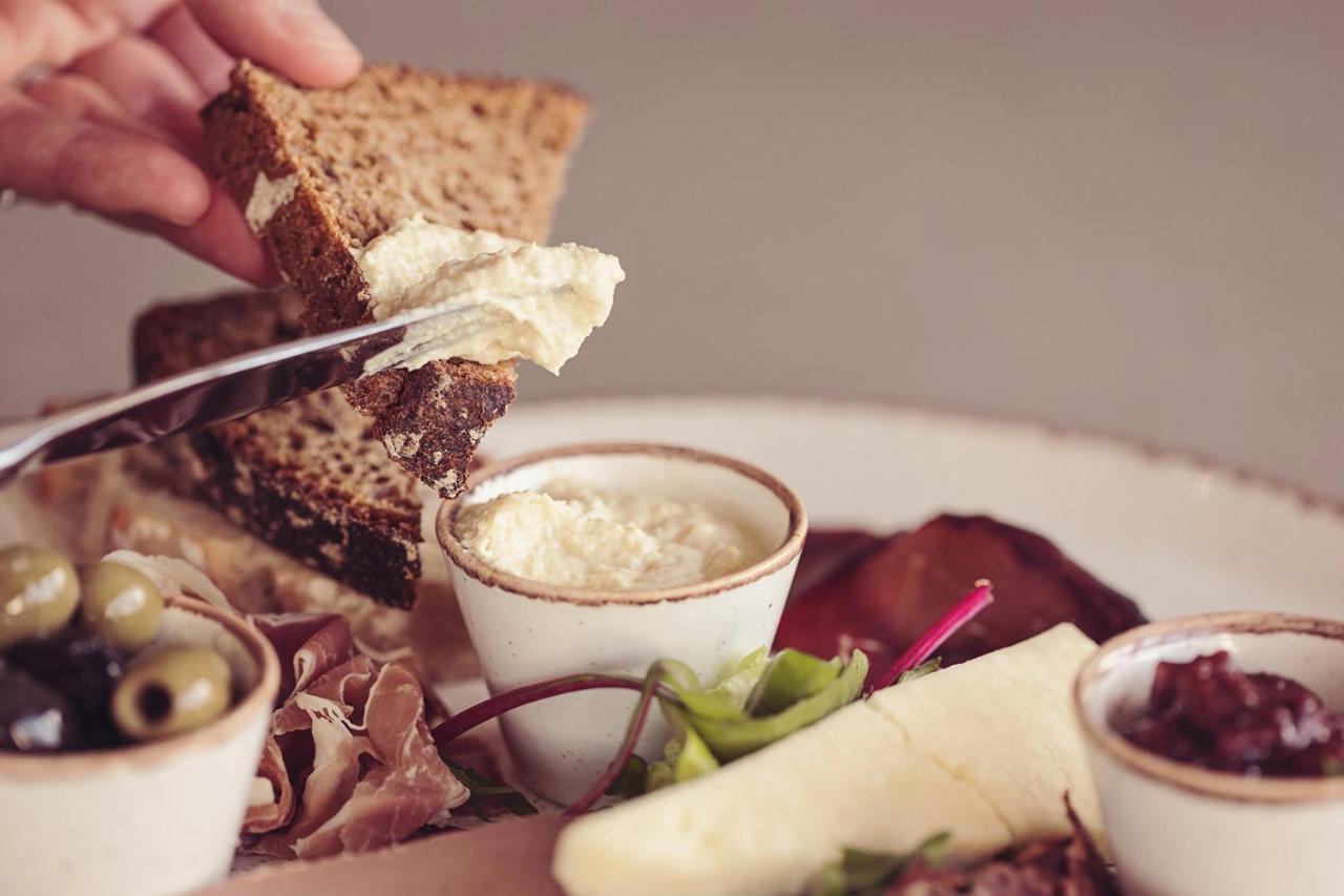 Longlands Inn&Cottages Carnforth Exteriör bild A cheese board