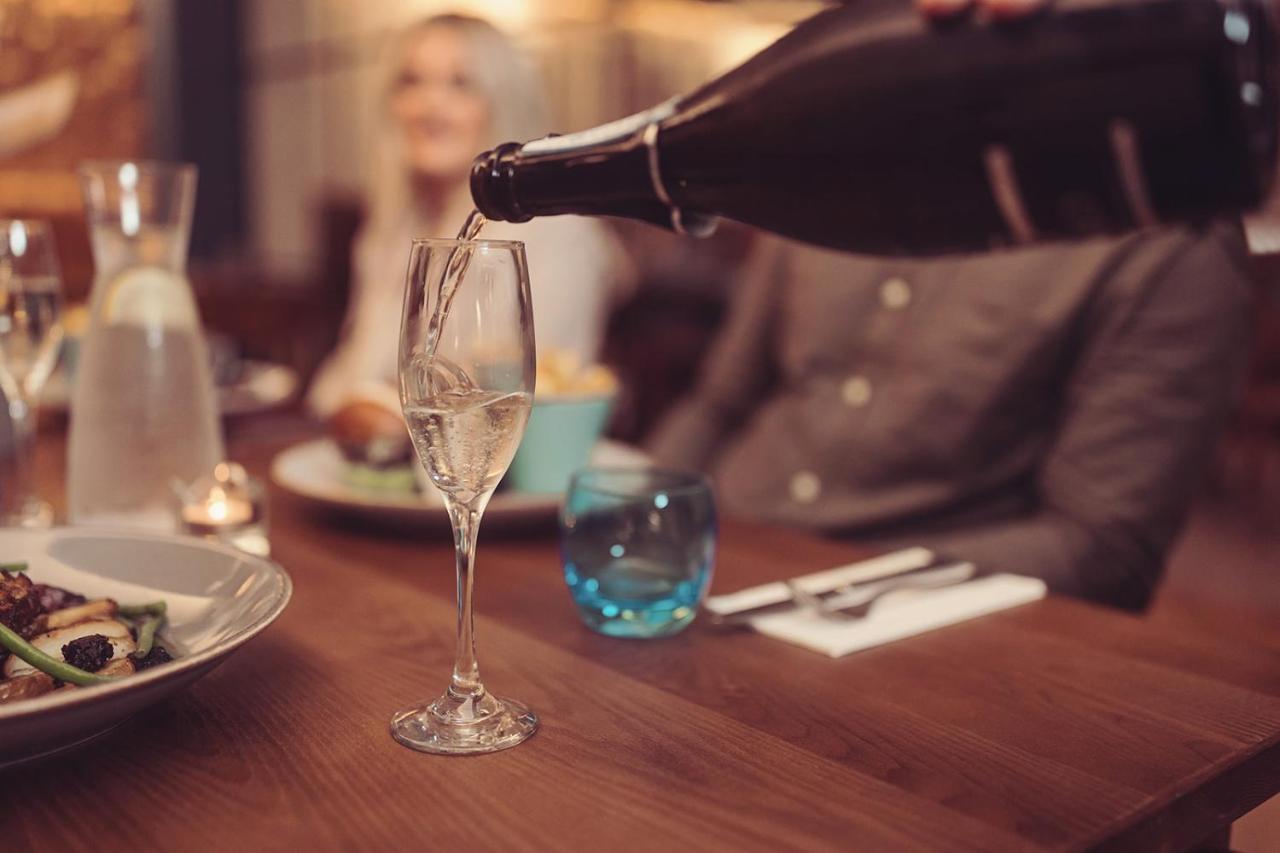 Longlands Inn&Cottages Carnforth Exteriör bild Champagne being poured