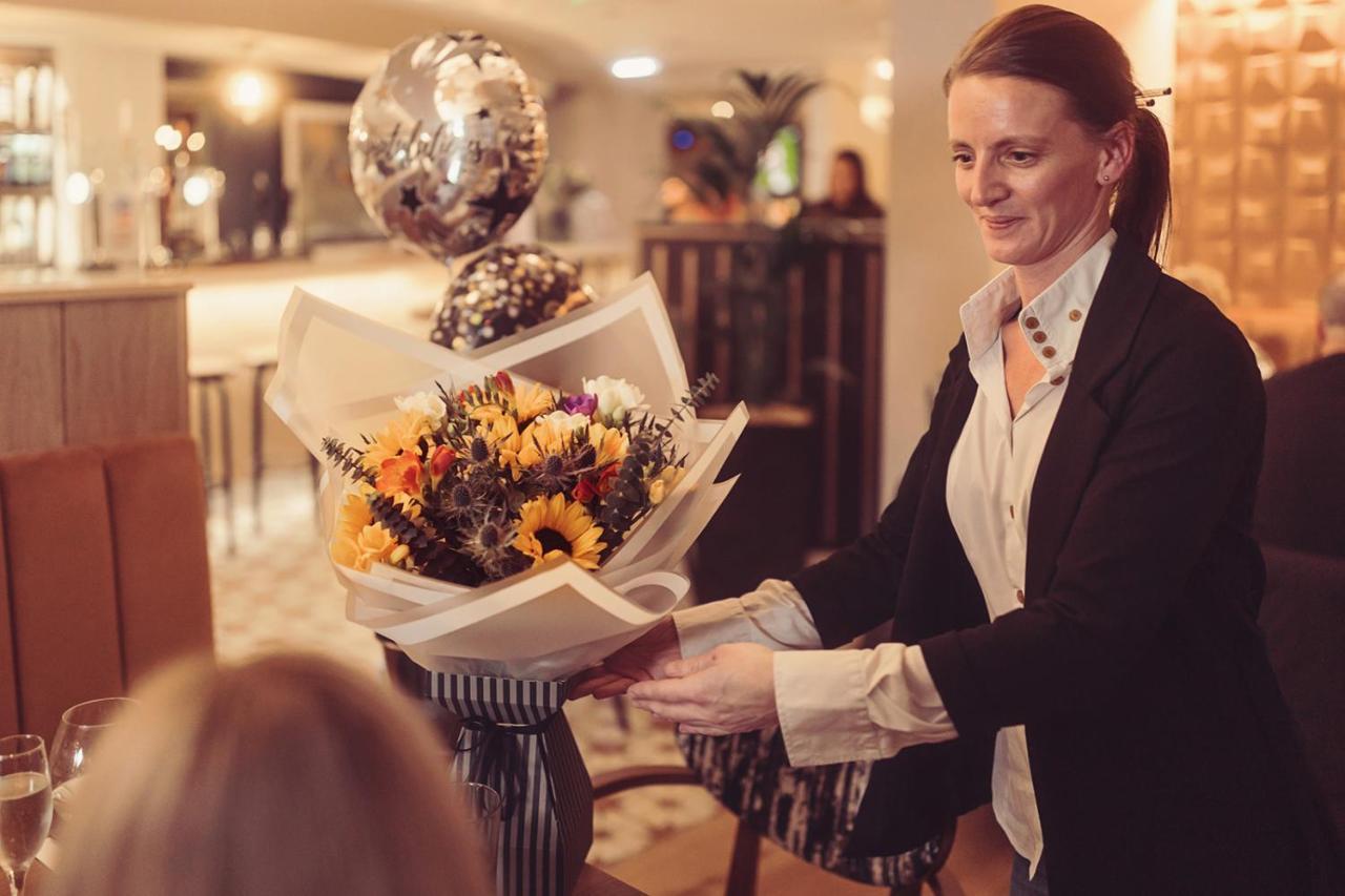 Longlands Inn&Cottages Carnforth Exteriör bild A concierge at work