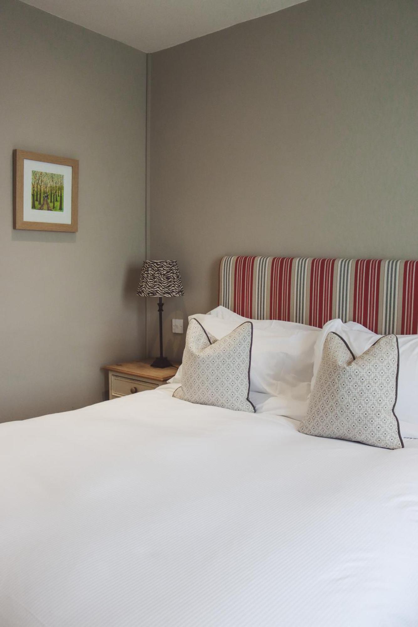 Longlands Inn&Cottages Carnforth Exteriör bild A bedroom at The Old Inn