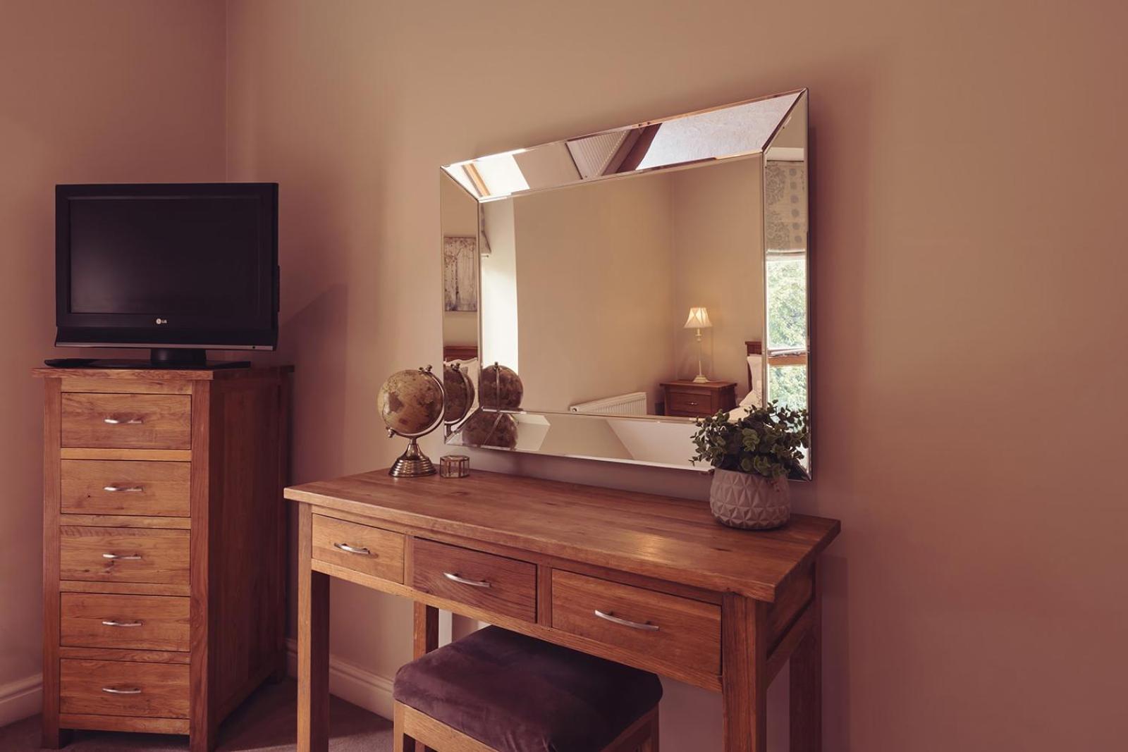 Longlands Inn&Cottages Carnforth Exteriör bild A dressing table with a mirror
