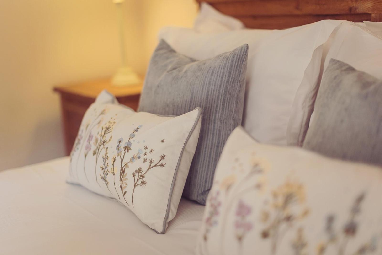 Longlands Inn&Cottages Carnforth Exteriör bild Pillows on a bed
