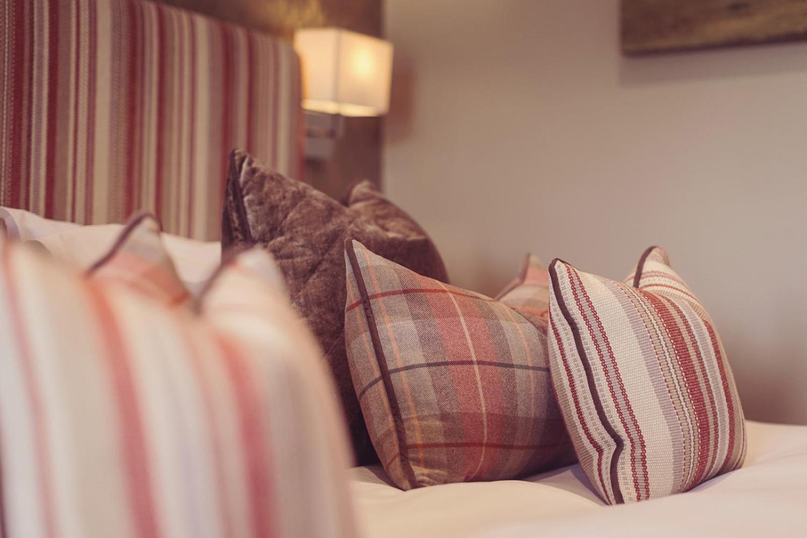 Longlands Inn&Cottages Carnforth Exteriör bild Cushions on a bed