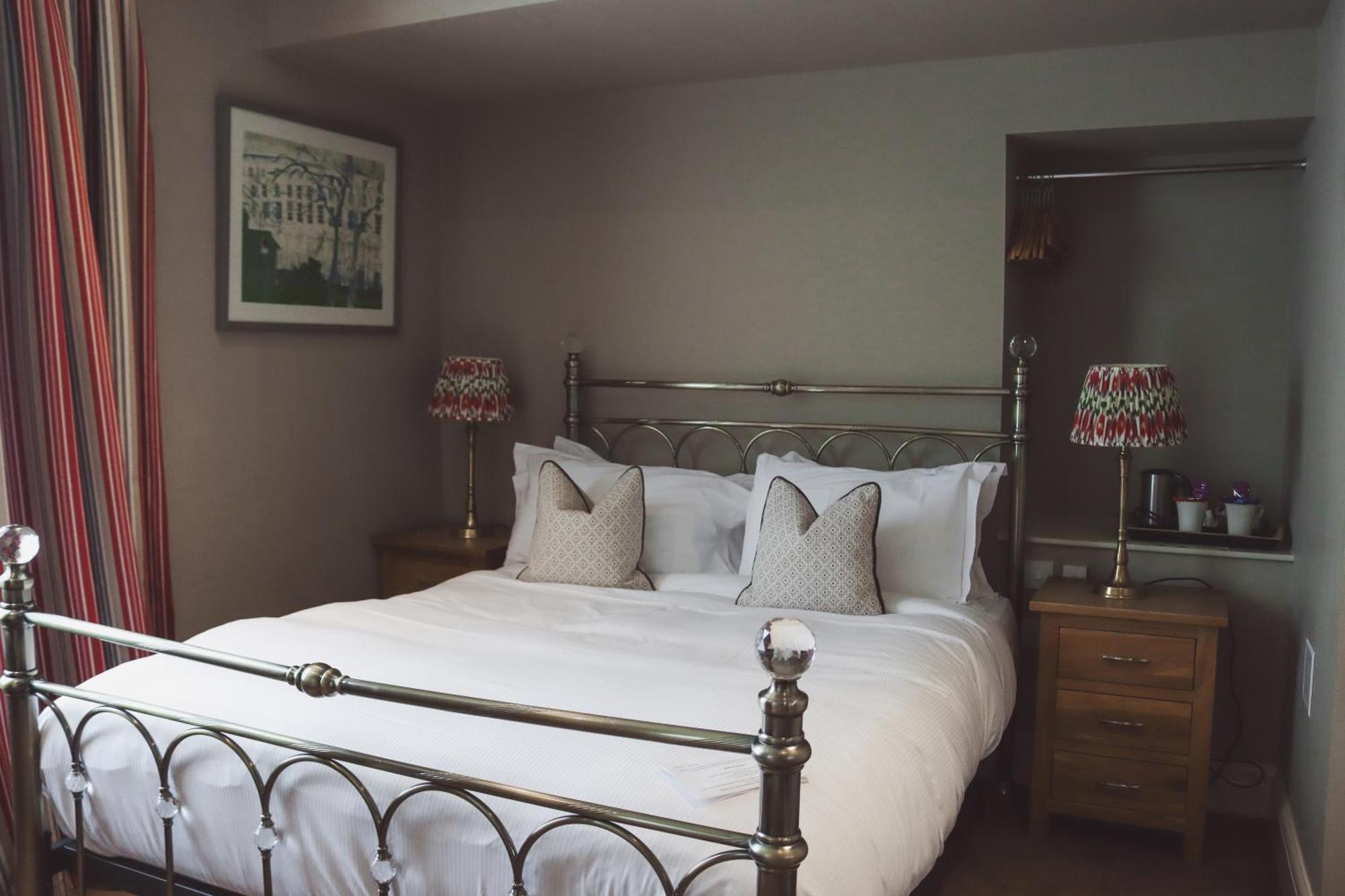 Longlands Inn&Cottages Carnforth Exteriör bild A bedroom at The Old parsonage