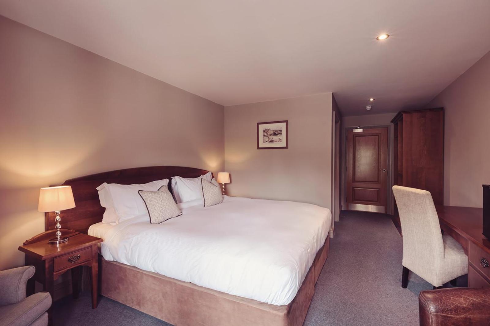 Longlands Inn&Cottages Carnforth Exteriör bild A bedroom at the hotel