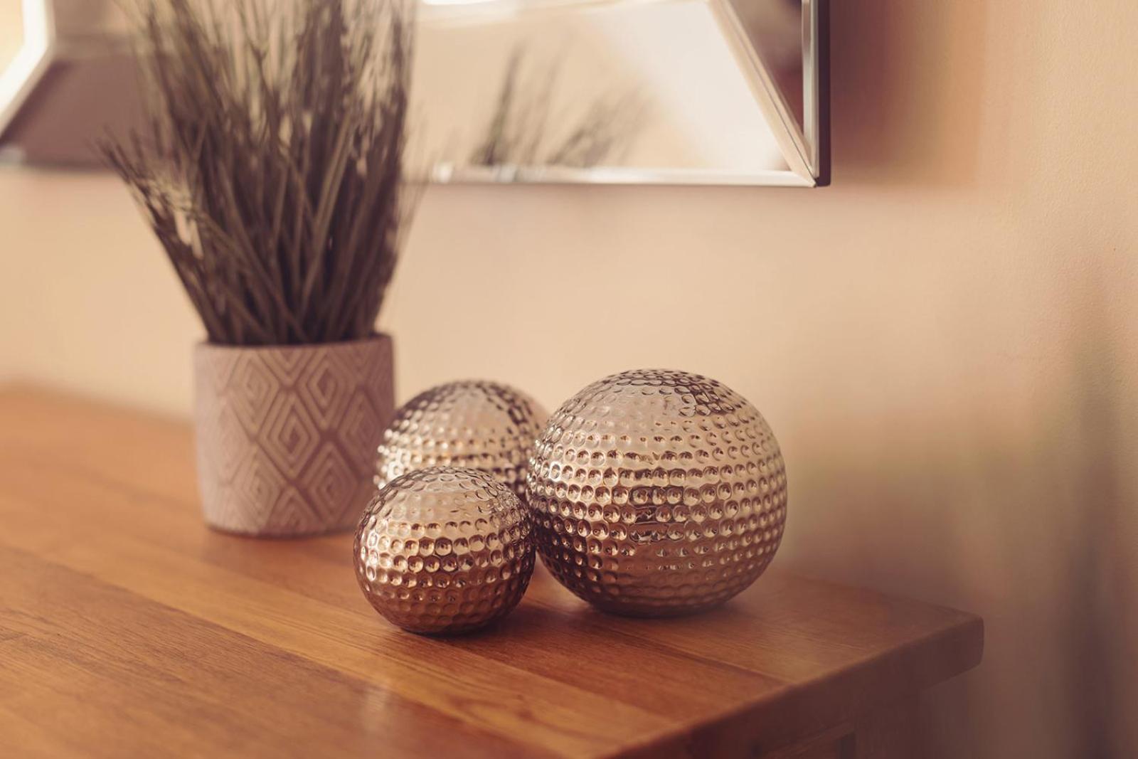 Longlands Inn&Cottages Carnforth Exteriör bild Orbs on a table