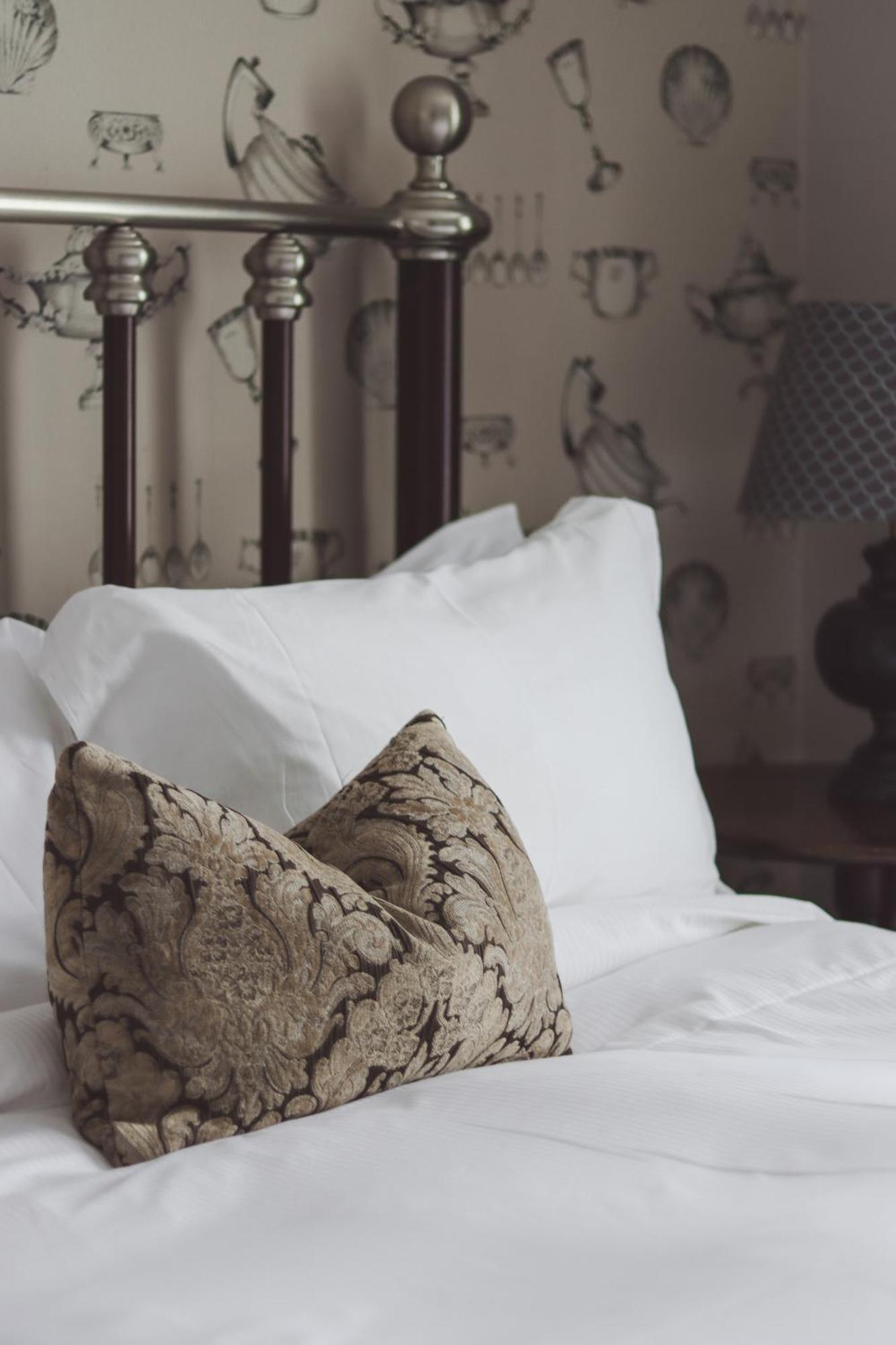 Longlands Inn&Cottages Carnforth Exteriör bild A bed with pillows