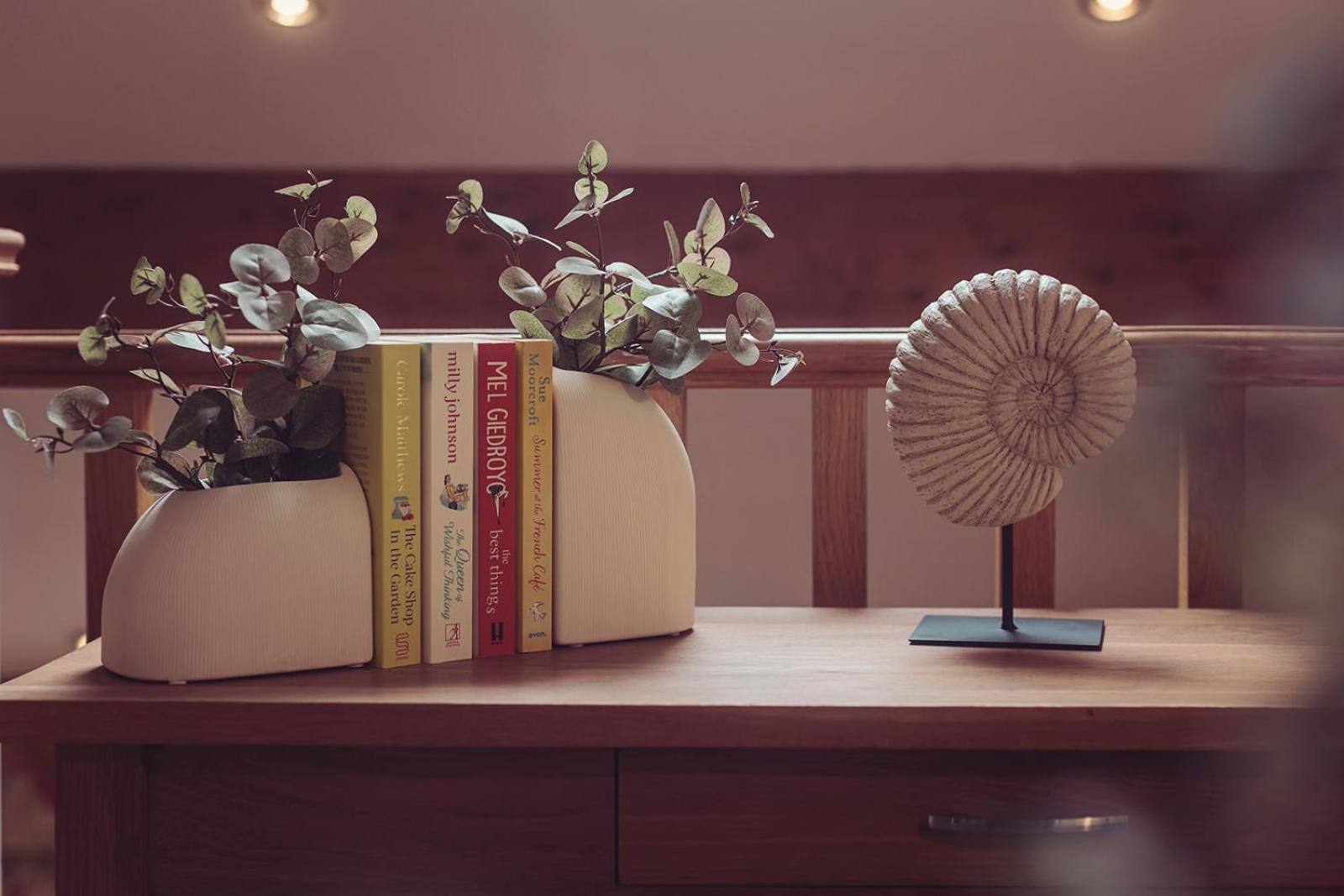 Longlands Inn&Cottages Carnforth Exteriör bild A 3D rendering of a bookshelf