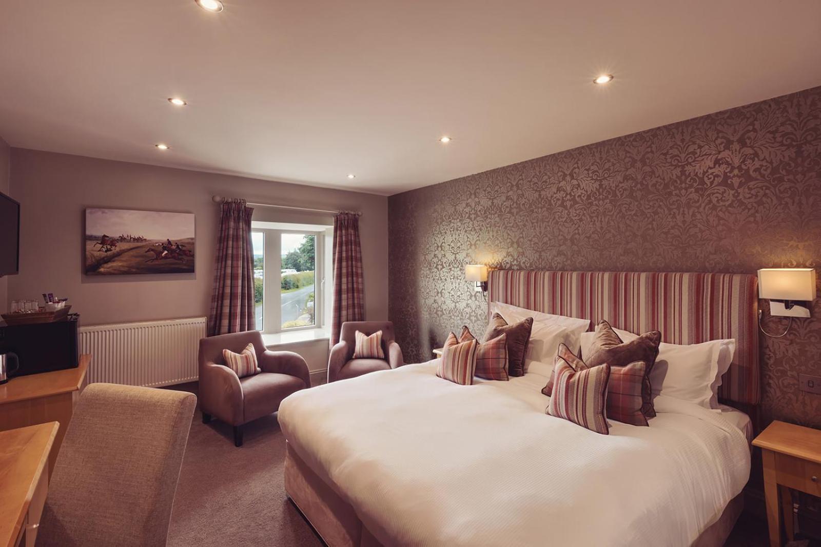 Longlands Inn&Cottages Carnforth Exteriör bild A bedroom at the hotel