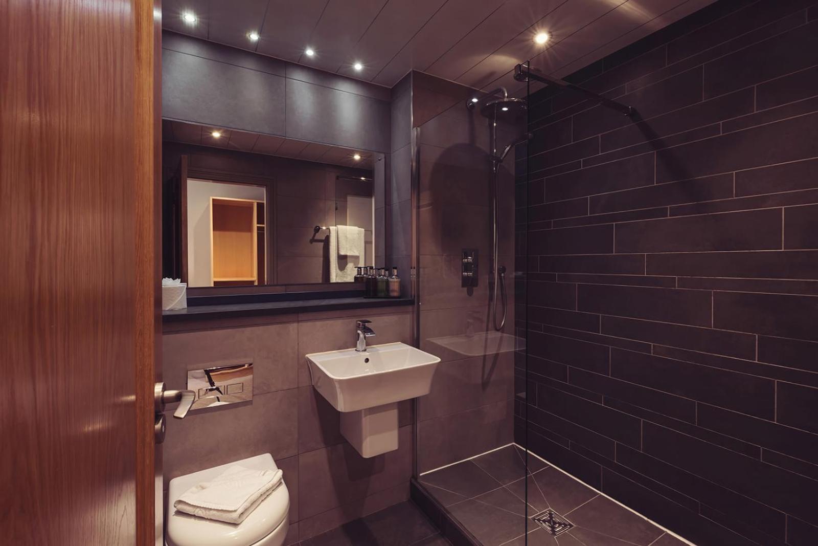 Longlands Inn&Cottages Carnforth Exteriör bild A wet room