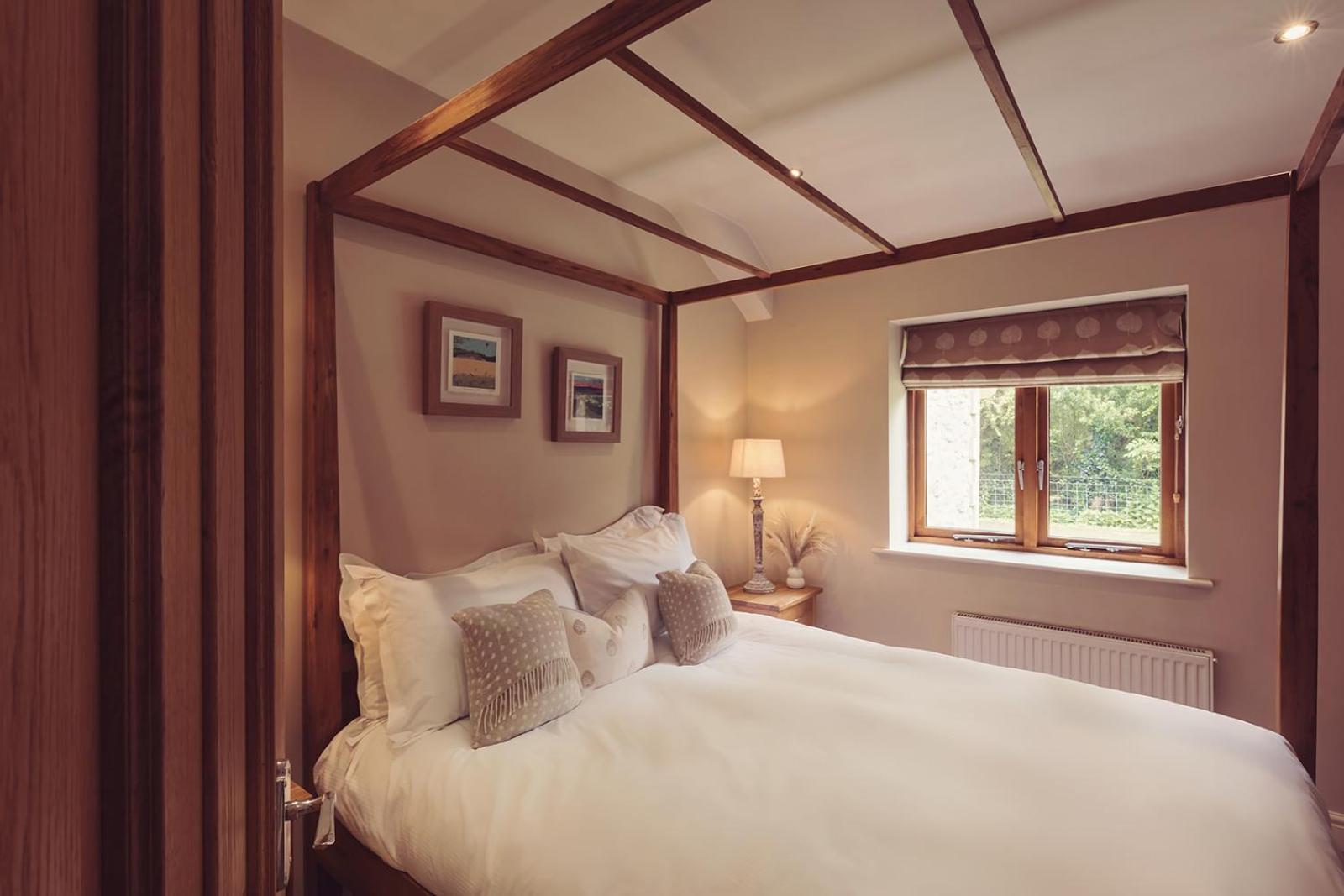 Longlands Inn&Cottages Carnforth Exteriör bild A bedroom at the hotel