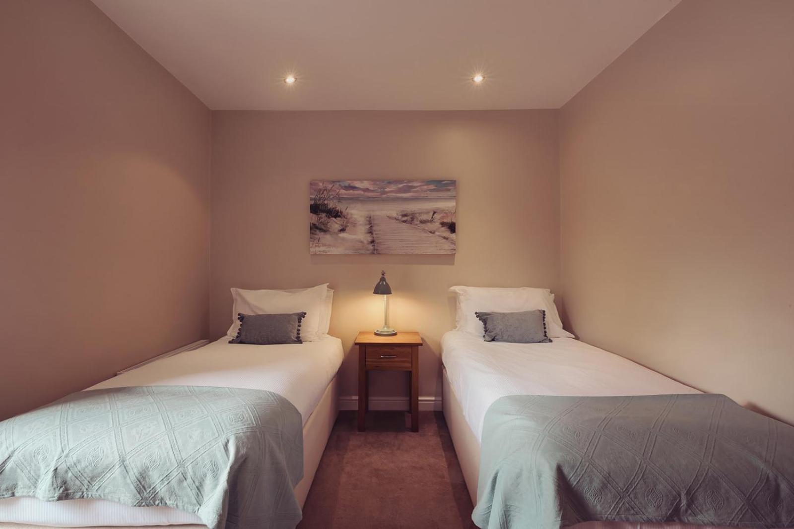 Longlands Inn&Cottages Carnforth Exteriör bild A twin bedroom