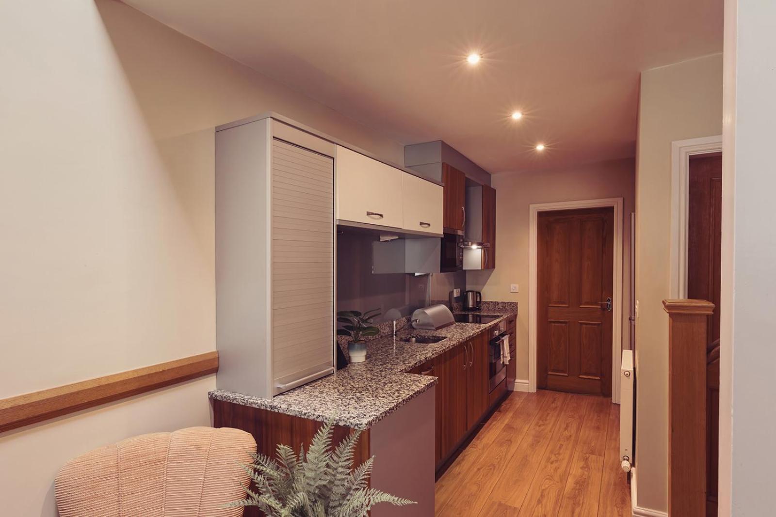 Longlands Inn&Cottages Carnforth Exteriör bild A typical studio apartment