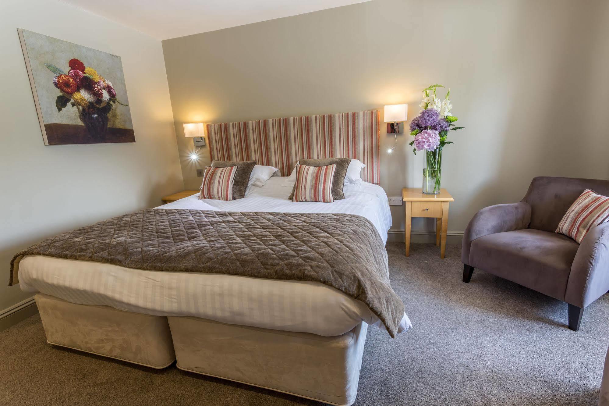Longlands Inn&Cottages Carnforth Exteriör bild A bedroom at the hotel