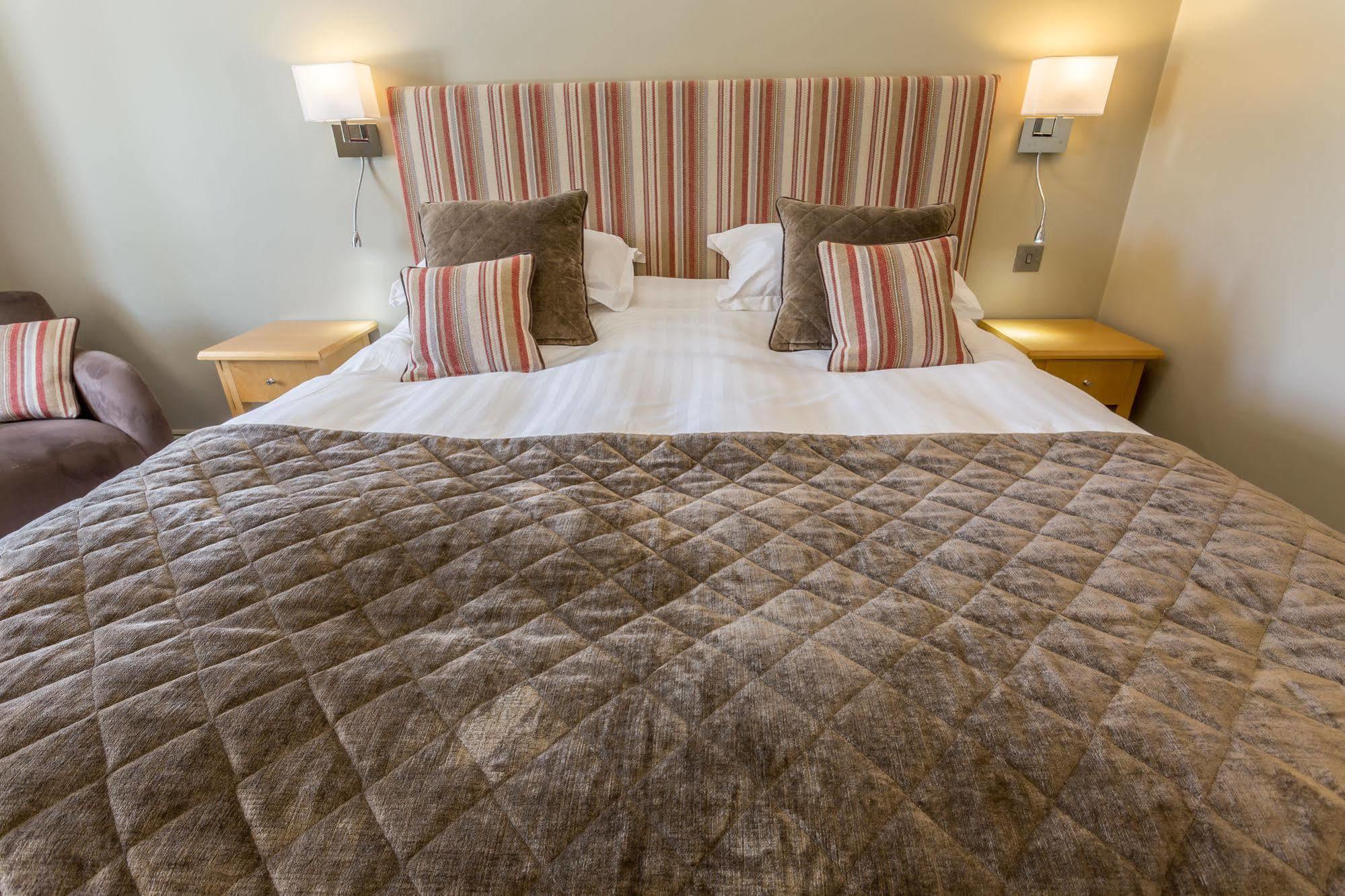 Longlands Inn&Cottages Carnforth Exteriör bild A bed with a duvet